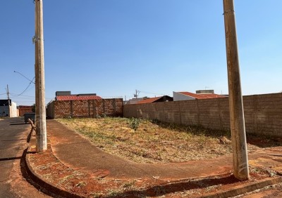 VENDE-SE TERRENO DE ESQUINA NO BAIRRO JARDIM LIBANIO.