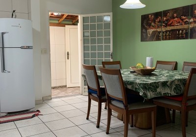 VENDE-SE CASA CONSERVADA NO BAIRRO LEBLON