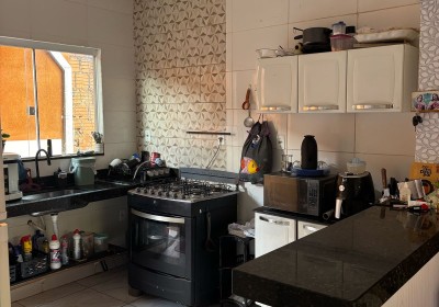 VENDE-SE CASA COM DOIS QUARTOS DISPONÍVEL NO BAIRRO JD MANHATTAN