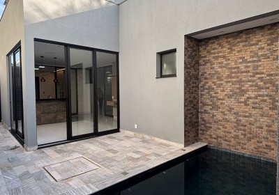 VENDE-SE CASA NOVA NO CONDOMÍNIO DAMHA 2