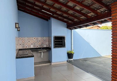 VENDE-SE CASA COM VARANDA GOURMET NO BAIRRO NENE GOMES