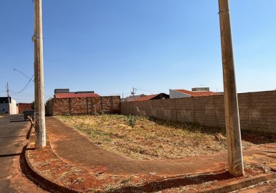 VENDE-SE TERRENO DE ESQUINA NO BAIRRO JARDIM LIBANIO.