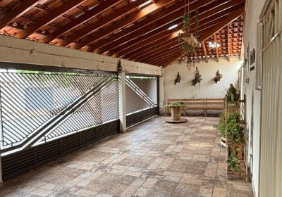 CASA CONSERVADA DISPONÍVEL PARA VENDA NO BAIRRO LEBLON