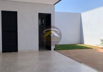 VENDE-SE CASA COM FINO ACABAMENTO NO PQ DAS LARANJEIRAS