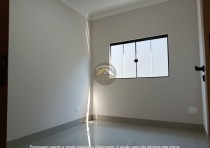 VENDE-SE CASA COM FINO ACABAMENTO NO BAIRRO MARINGÁ EM UBERABA