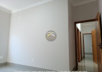 VENDE-SE CASA COM FINO ACABAMENTO NO BAIRRO MARINGÁ EM UBERABA