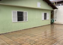 VENDE-SE CASA CONSERVADA NO BAIRRO LEBLON