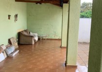 VENDE-SE CASA CONSERVADA NO BAIRRO LEBLON