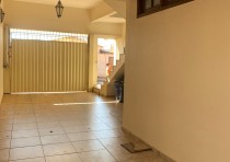 VENDE-SE CASA SOFISTICADA COM DOIS PAVIMENTOS NO BAIRRO LEBLON