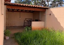 VENDE-SE CASA NO BAIRRO ANTÔNIO CAIADO.