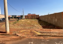 VENDE-SE TERRENO DE ESQUINA NO BAIRRO JARDIM LIBANIO.