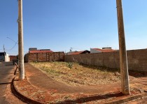 VENDE-SE TERRENO DE ESQUINA NO BAIRRO JARDIM LIBANIO.