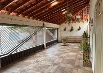 CASA CONSERVADA DISPONÍVEL PARA VENDA NO BAIRRO LEBLON