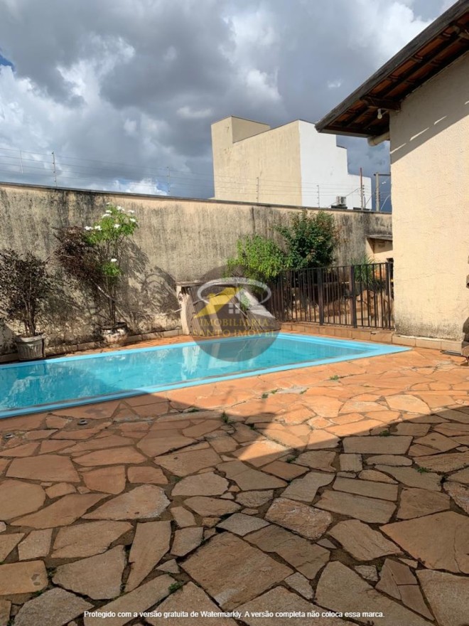 VENDE-SE LINDA CASA DE ESQUINA NO BAIRRO GRANDE HORIZONTE