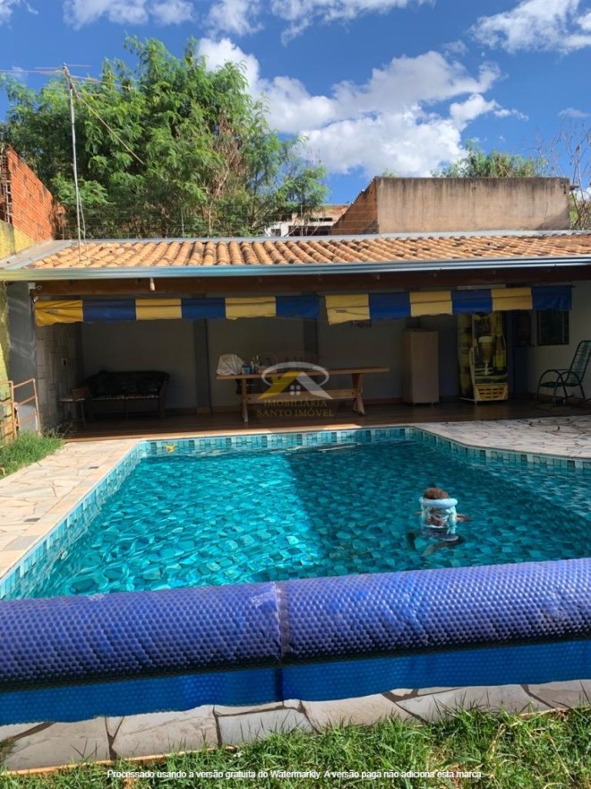 VENDE-SE EXCELENTE CASA NO BAIRRO ABADIA