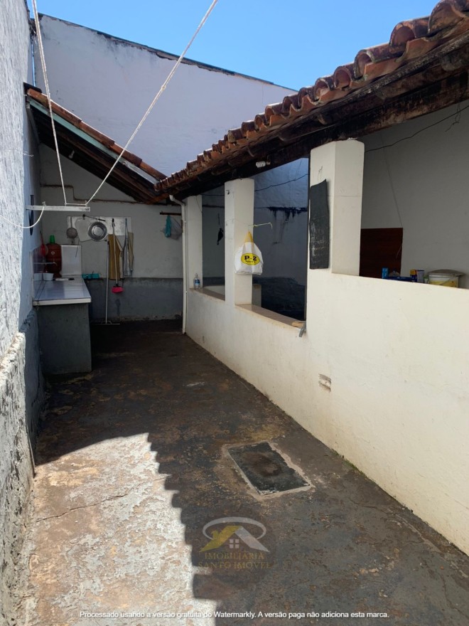 VENDE-SE EXCELENTE CASA NO BAIRRO LEBLON