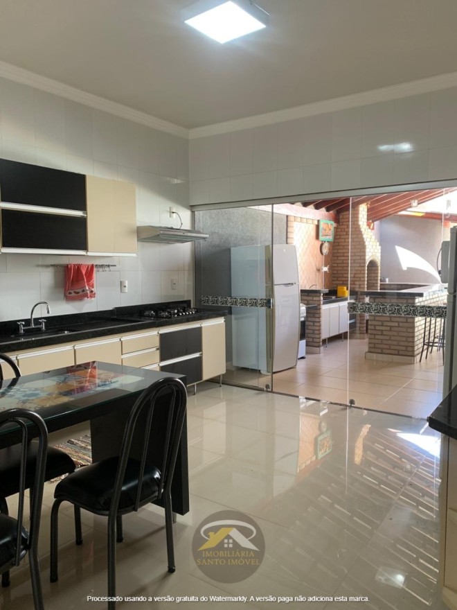 VENDE-SE LINDA CASA COM VARANDA GOURMET NO BAIRRO NENÊ GOMES