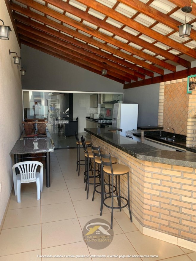 VENDE-SE LINDA CASA COM VARANDA GOURMET NO BAIRRO NENÊ GOMES