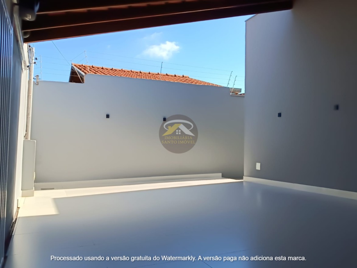 VENDE-SE CASA COM FINO ACABAMENTO NO BAIRRO MARINGÁ EM UBERABA