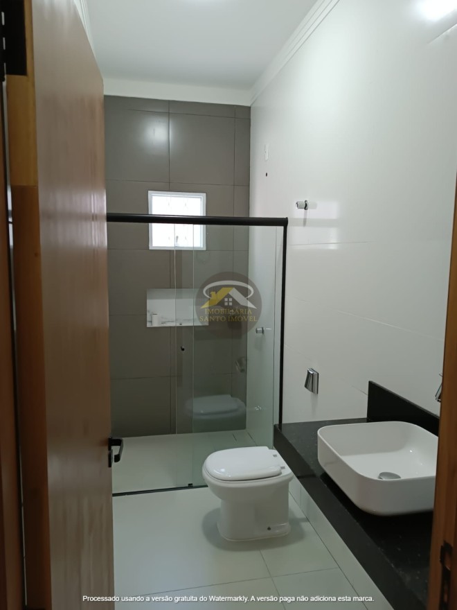 VENDE-SE CASA COM FINO ACABAMENTO NO BAIRRO MARINGÁ EM UBERABA