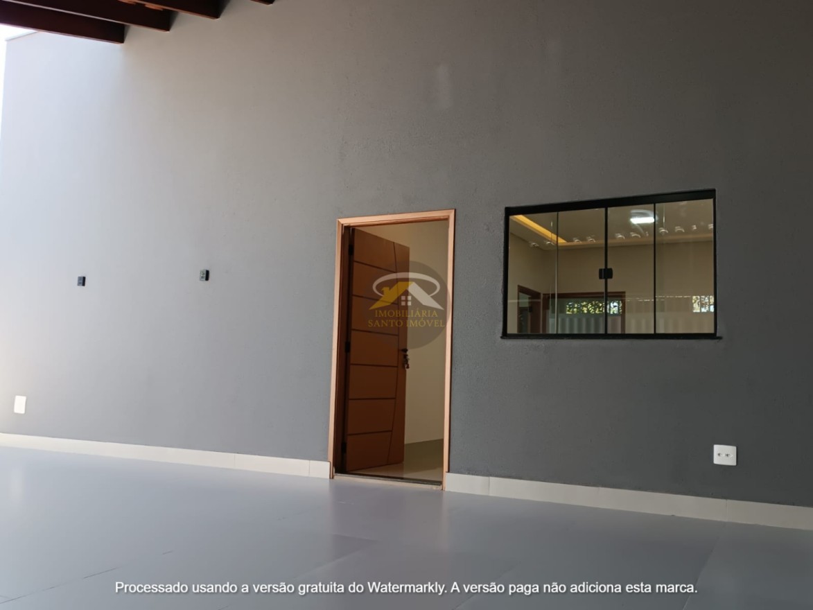 VENDE-SE CASA COM FINO ACABAMENTO NO BAIRRO MARINGÁ EM UBERABA