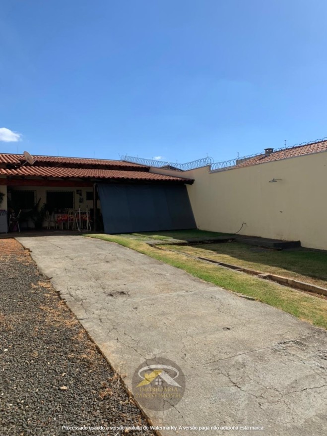 VENDE-SE CASA NO BAIRRO NENE GOMES EM UBERABA