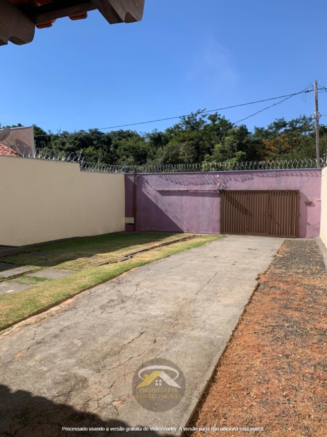 VENDE-SE CASA NO BAIRRO NENE GOMES EM UBERABA