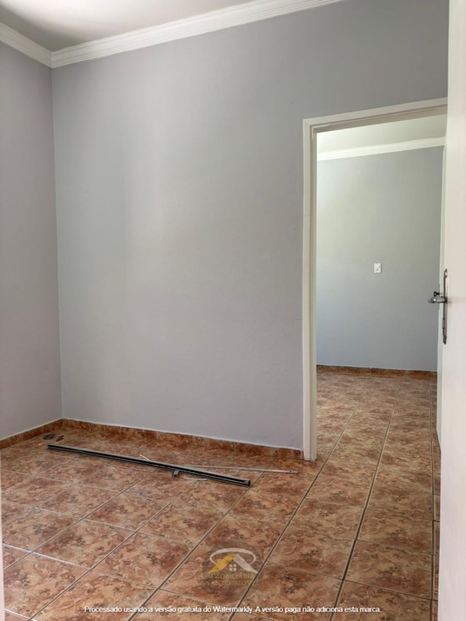 VENDE-SE EXCELENTE CASA NO BAIRRO JD MANHATTAN