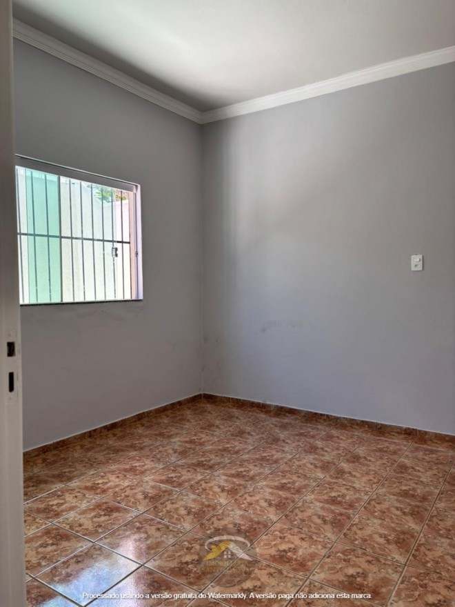 VENDE-SE EXCELENTE CASA NO BAIRRO JD MANHATTAN