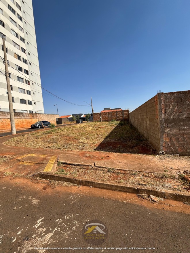 VENDE-SE TERRENO DE ESQUINA NO BAIRRO JARDIM LIBANIO.