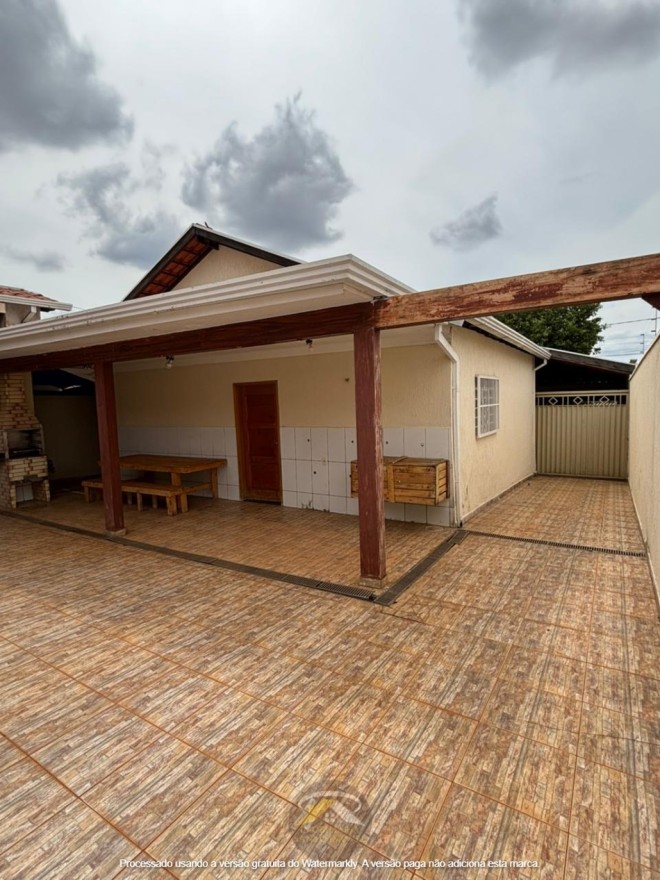 CASA CONSERVADA DISPONÍVEL PARA VENDA NO BAIRRO LEBLON