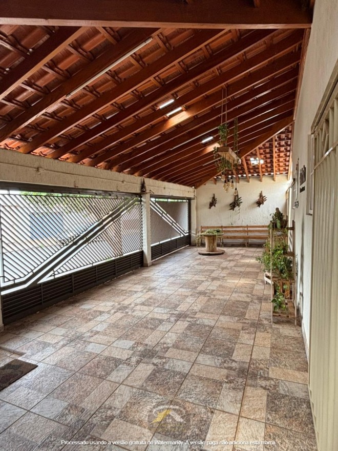 CASA CONSERVADA DISPONÍVEL PARA VENDA NO BAIRRO LEBLON